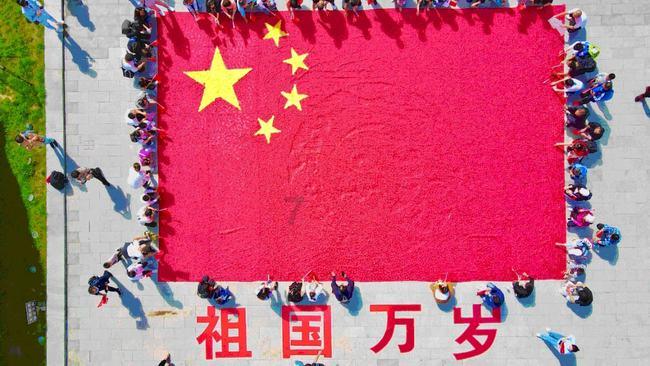 夏季热带海滩逃生